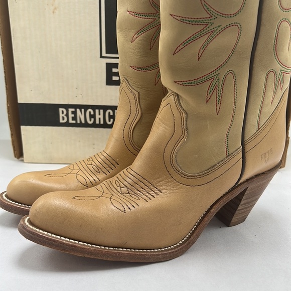 Frye vintage cowgirl cream tan boots size 8. Fits more like a 6.5 or 7 - Picture 4 of 9